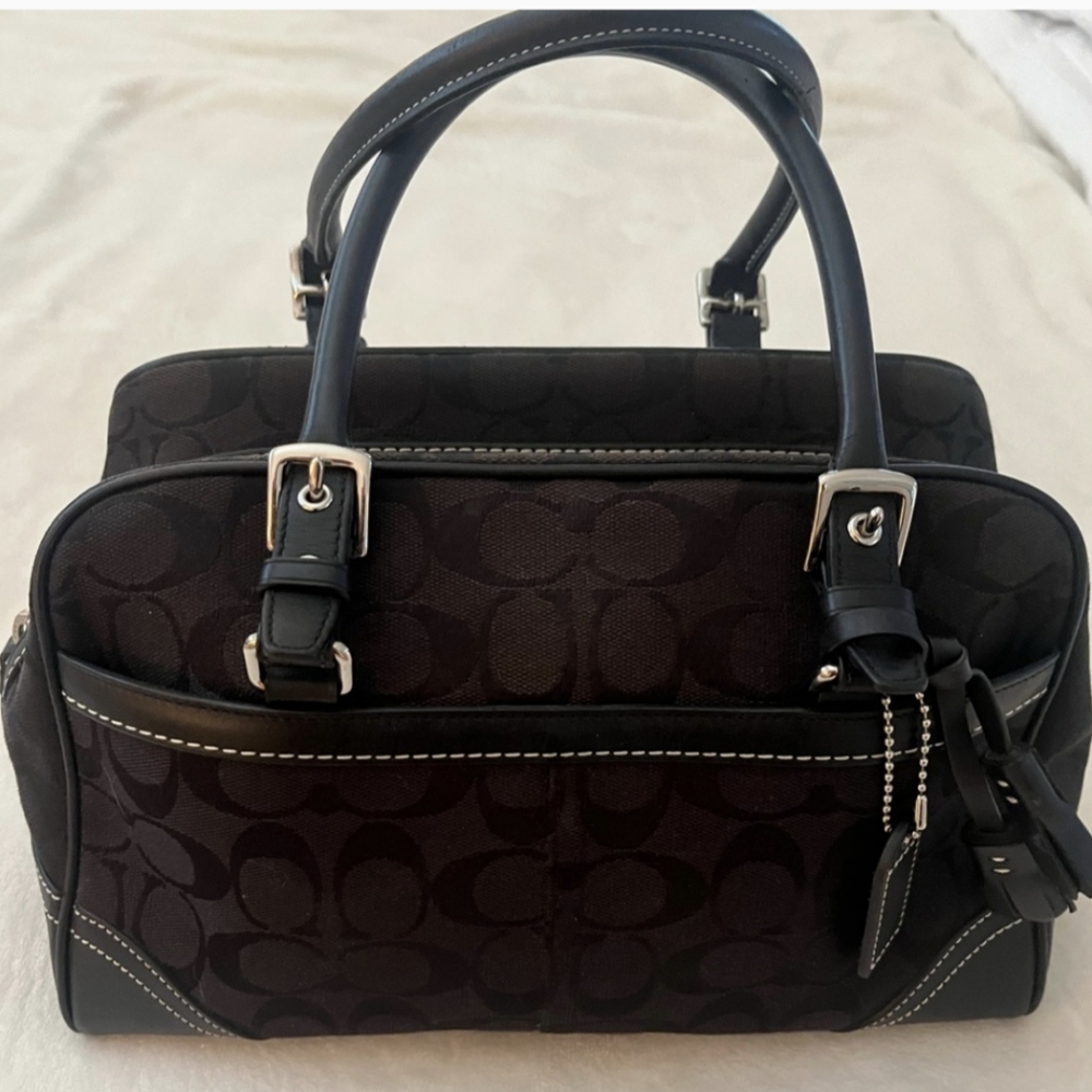 Black Coach purse. In Excellent condition. Very pretty, nice and solid . Come